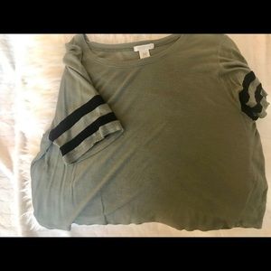 Cropped shirt with 2 stripes on the sleeves